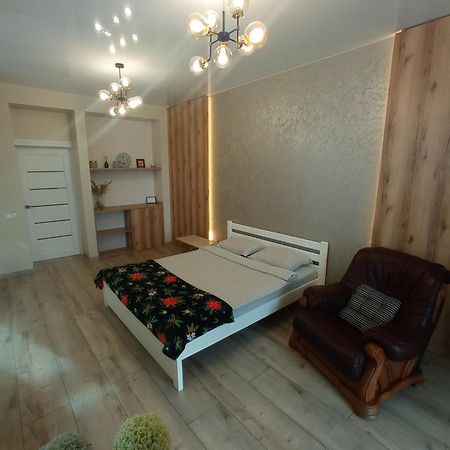 VIP Apartment: Spacious Central City Retreat Rivne Exterior photo